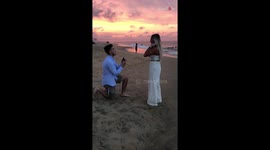 US man surprises girlfriend with proposal during beach photoshoot
