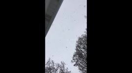 Heavy snow falling in southwestern michigan Tuesday morning