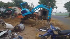 Vietnames driver demonstrated his professional excavator driving skills