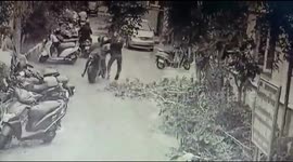 Indian hero cop gives chase to mobile thieves and catches them