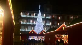 Luces de navidad del mercadillo en la plaza mayor de Madrid, España