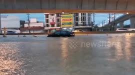 Heavy rain causes flash floods in southern Thailand