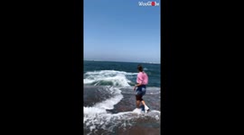 Perfectly Shot Video Of Waves Hitting The Shore