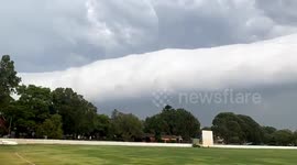 Timelapse shows shelf cloud rolling over Sydney, Australia