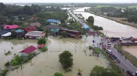 Rescue teams evacuate stranded residents from Thailand floods