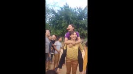 Contest of eating apples is strange and funny by Vietnamese women