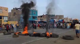 Peruvian agricultural workers set up roadblocks in protest demanding better wages