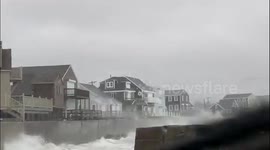 US: Big Waves Crash Into Houses Along Massachusetts Coast During Nor’easter
