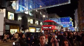 UK: Crowds Pack London Shopping Areas Ahead Of Xmas Amid COVID-19 Pandemic