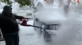 Car covered in snow? US man uses leaf blower to combat winter conditions