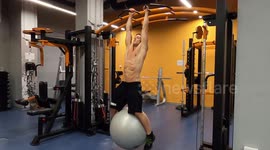 Shredded guy workout his six pack in the gym