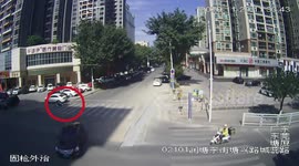 Police stop two children driving a go-kart down busy road in China