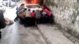 Quick-thinking passersby move car out of burning vehicles way in China