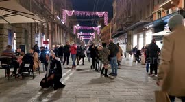 folla prenatalizia in centro storico