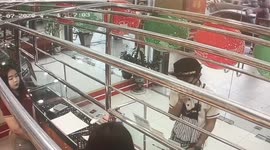 Robbers shoots glass door of jewellery shop to escape