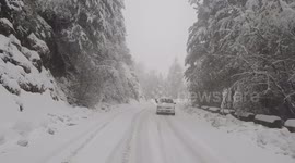 Heavy snowfall blankets roads in Pakistan