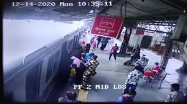 Indian police saves (Mother & daughter) and reuniting minor girl who had got separated from her mother in western India.