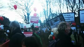 Restaurant workers in Paris rally against COVID protection orders shutting down businesses