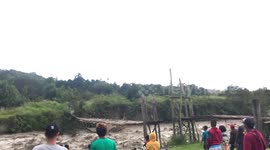 Flash floods batter wooden footbridge in Philippines