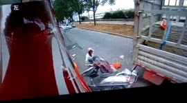 Helmet saves scooter rider's life after falling between two trucks in China