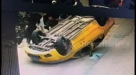 Passersby rescue passengers trapped in taxi after it flips over in China
