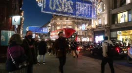 Shoppers pile into London's Oxford Street despite COVID surge