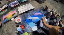 A man with great painting skills when using spray paint to draw pictures attracts viewers in Vietnam