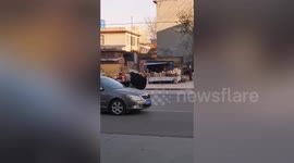 Runaway ostrich spotted sprinting amongst vehicles in central China