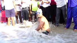 Bizarre record attempt sees Indian teacher swim 1km with legs shackled