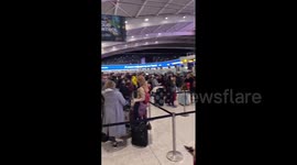 Heathrow in chaos as hundreds attempt to board last-minute flights before COVID-19 travel bans