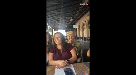 US soldier sneaks into family photo in surprise homecoming