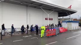 UK: Londoners Flock To Stores Amid Tier 4 Lockdown Before Christmas 3