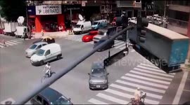 A truck turned the wrong way in the center of Buenos Aires and crushes various vehicles