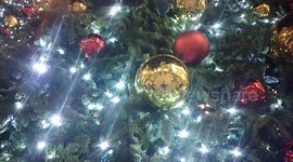 Fachada de arbol gigante de navidad en el hotel hermes paris en el centro de Madrid