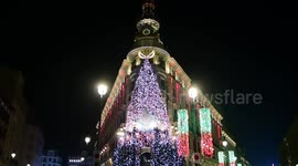 Fachada de arbol gigante de navidad en el hotel hermes paris en el centro de Madrid