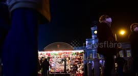 Luces de navidad de un kiosko de la puerta del sol y el árbol de navidada