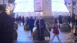 Un hombre mayor en puerta del sol Madrid, con una pancarta ¨Aquí Cogí el covid¨