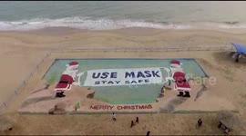 Talented sand artist attempts world's biggest 3D Santa sculpture