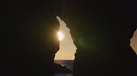Through the keyhole: Videographer captures amazing moment sun appears through Durdle Door in Dorset, UK on Christmas Day