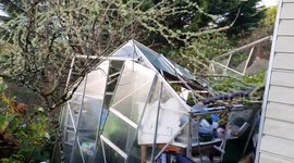 Video show damage caused by Storm Bella in Cornwall, UK