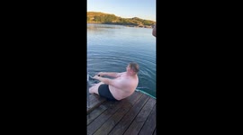 Norwegian joker makes hilariously bad attempt at waterskiing