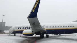 Snow delays flights at Manchester airport