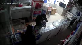 Thieves steal over $90,000 of gadgets from mobile phone shop in Delhi