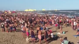 Beachgoers seen running as police intervene to disperse large crowd in Argentina