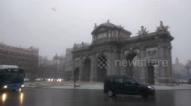 Comienza a nevar en las calles de Madrid