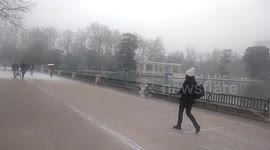 Comienza a nevar en el parque del retiro en Madrid, España