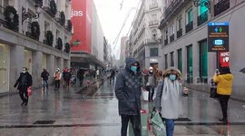 Comienza a nevar en las calles de Madrid en puerta del sol
