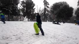 La gente se divierte en la gran nevada de Madrid