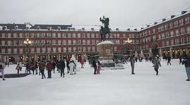 Plaza mayor pista de hielo por tormenta de nieve filomena