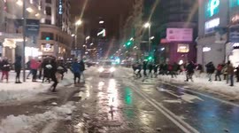 Guerra de bolas de nieve en Gran via Madrid